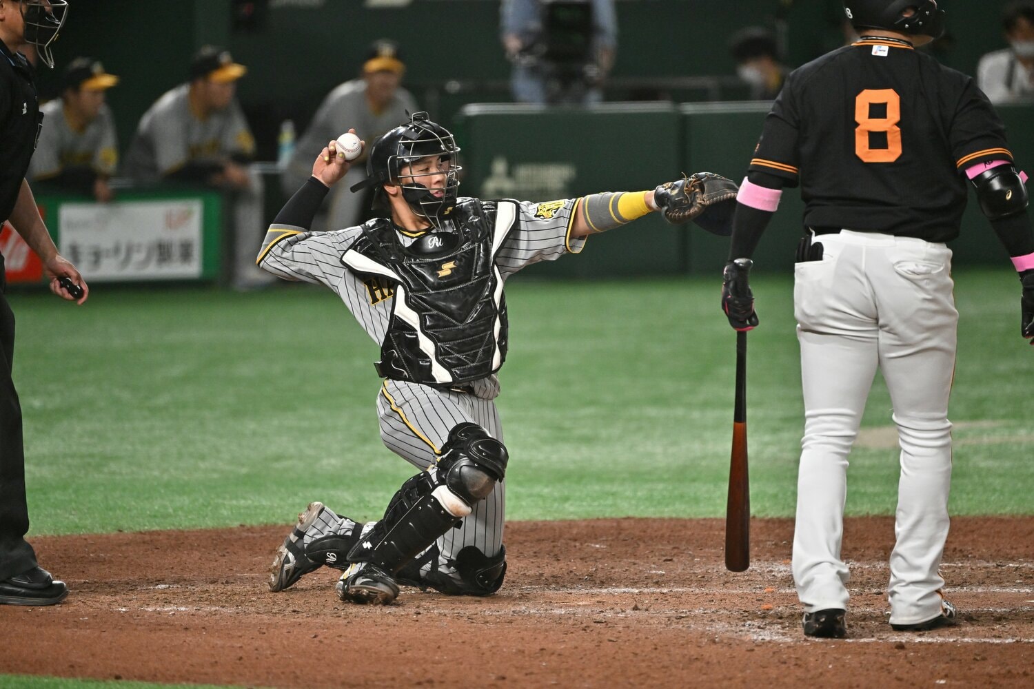 開幕戦をはじめシーズン序盤はスタメンマスクを被ることも多かった梅野　©Hideki Sugiyama