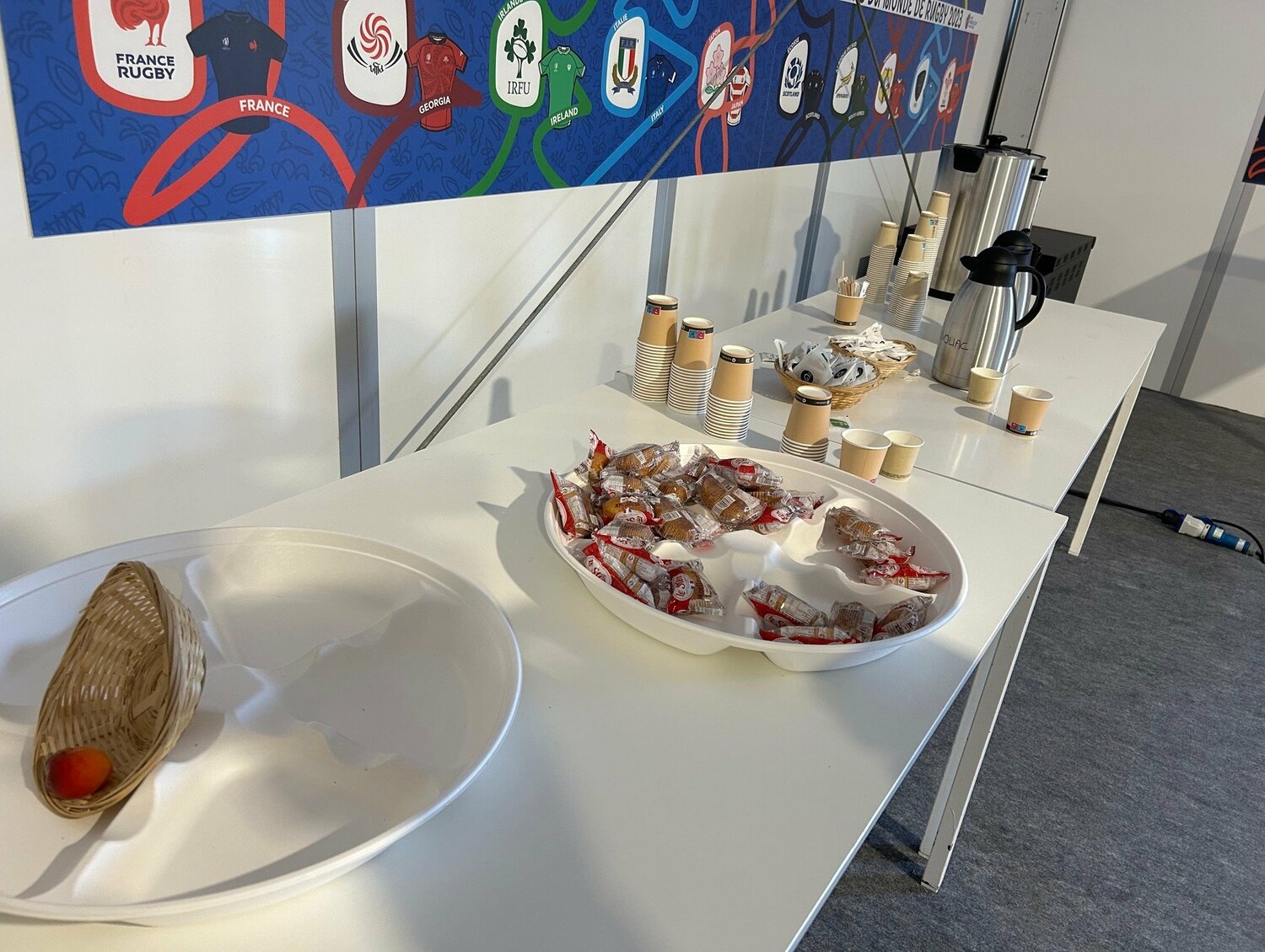 マドレーヌ（中央）と水、コーヒーがあった