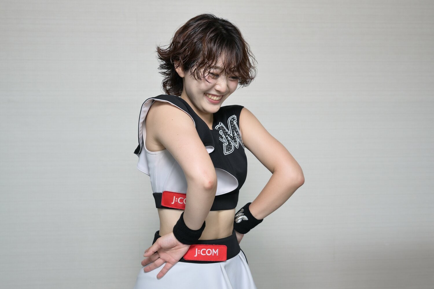 関節の柔らかさをアピールするMEIさん　©︎Hideki Sugiyama