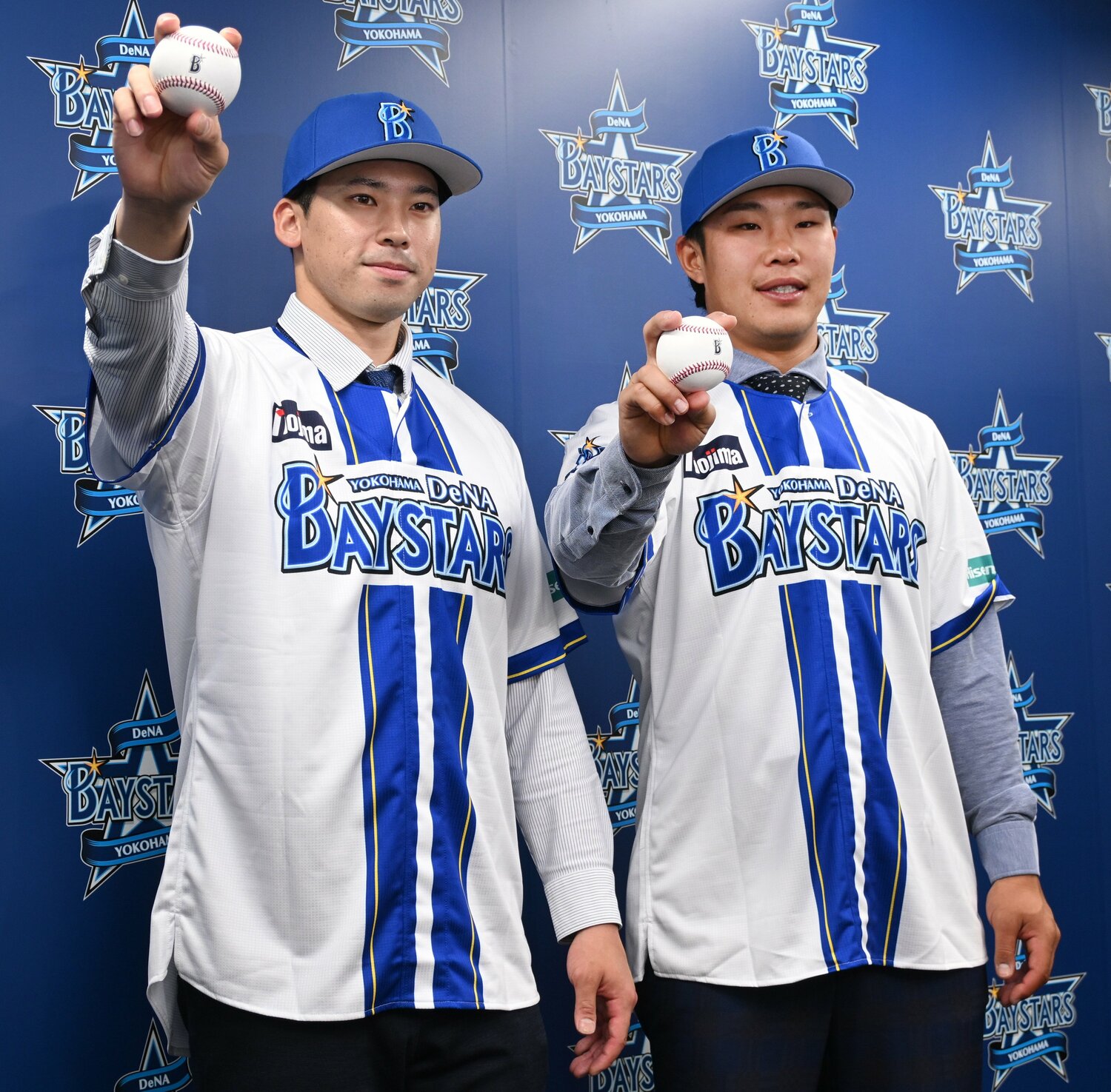 山本祐大とトレードで、ソフトバンクからDeNAへ移籍した尾形崇斗と井上朋也 ©JIJI PRESS