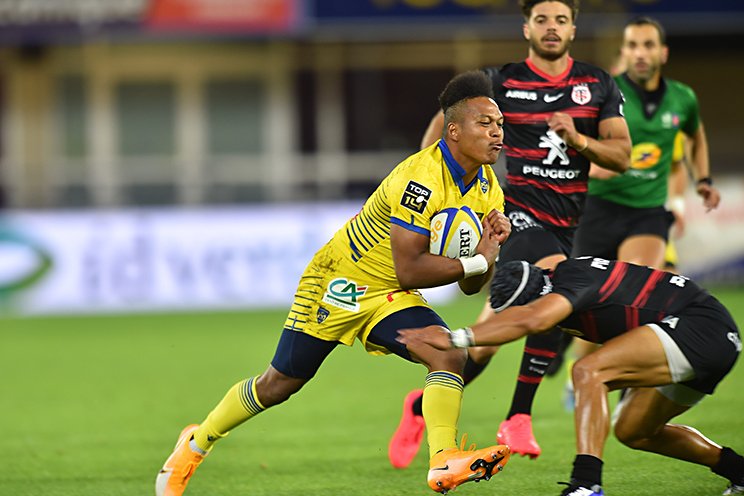 新天地デビュー戦でいきなり破壊力抜群のランを見せる松島　©︎Panoramic/AFLO