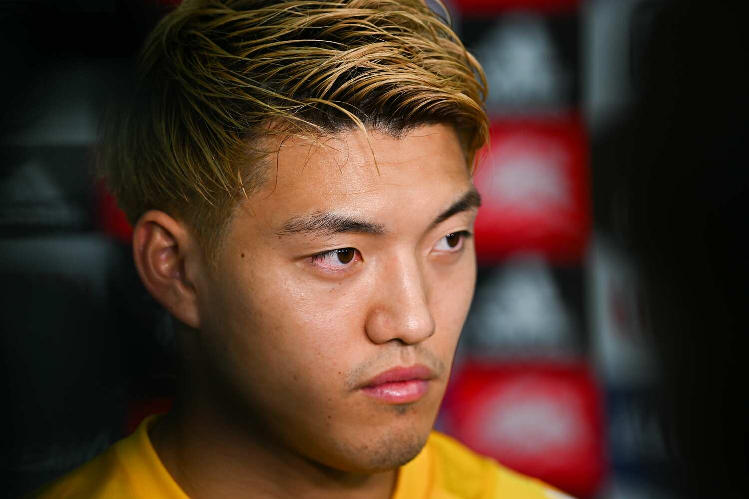 囲み取材での堂安　©Takuya Kaneko/JMPA