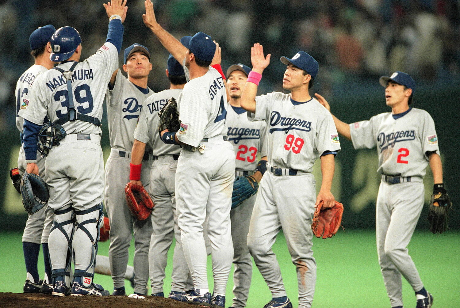 日本タイ記録の開幕11連勝を飾り、喜ぶ中日ナイン。99番が井上一樹（現・中日監督）　©JIJI PRESS