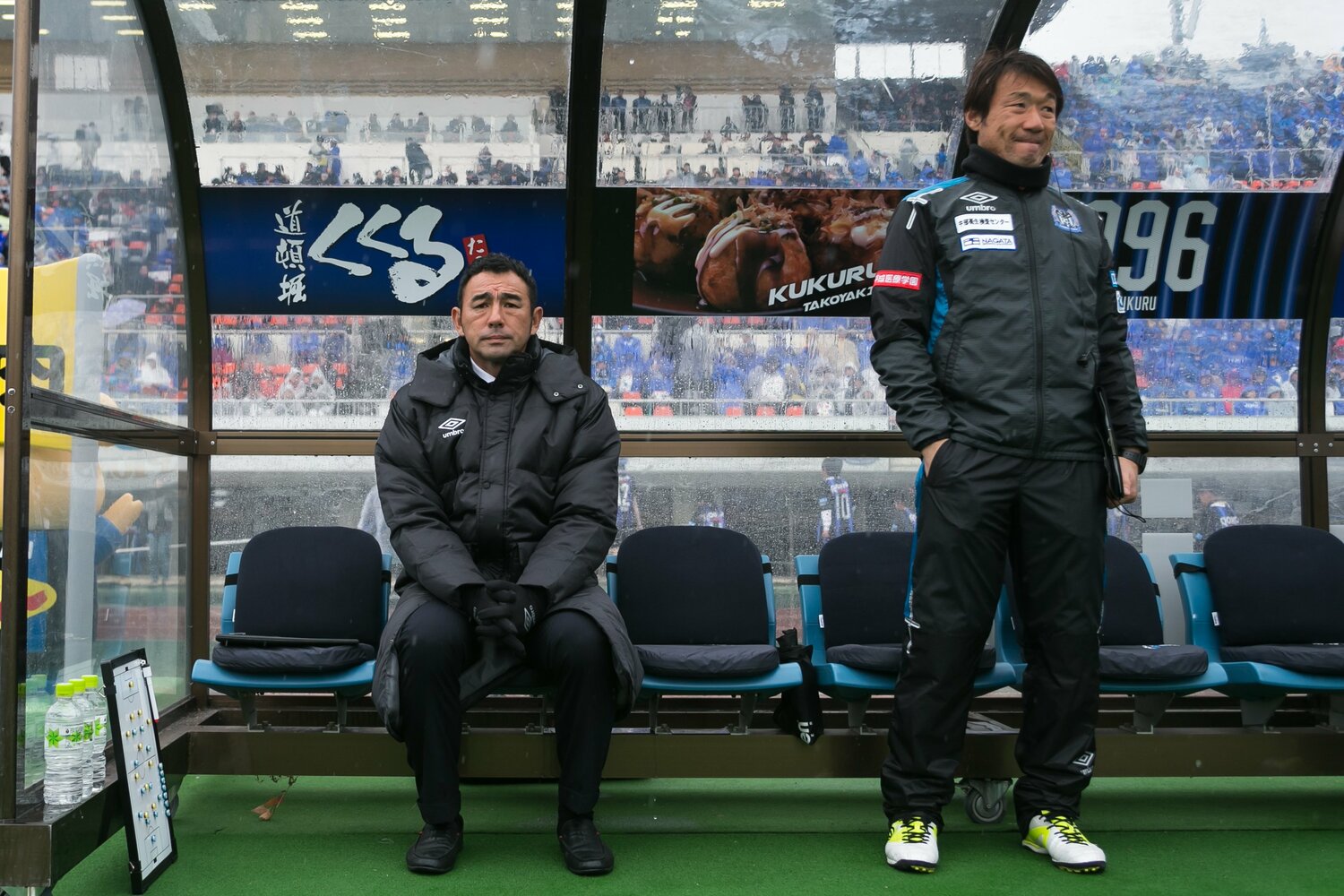 2015年、ガンバ大阪時代の長谷川監督と片野坂ヘッドコーチ　©AFLO