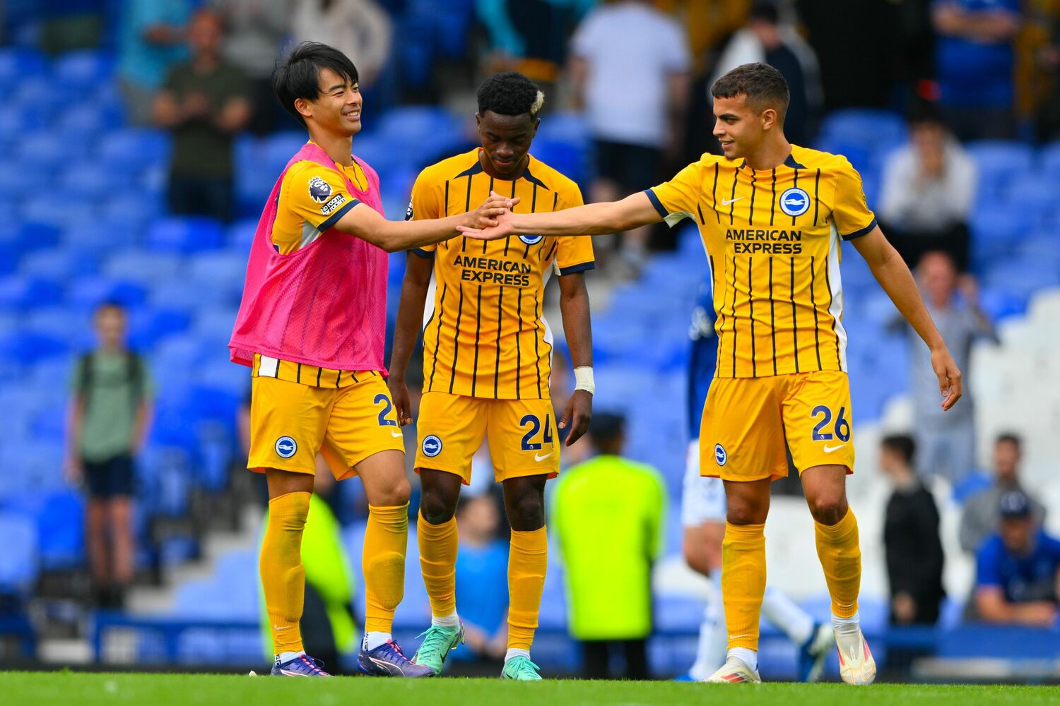 勝利を祝うアヤリと三笘（2024年8月）　©AFLO