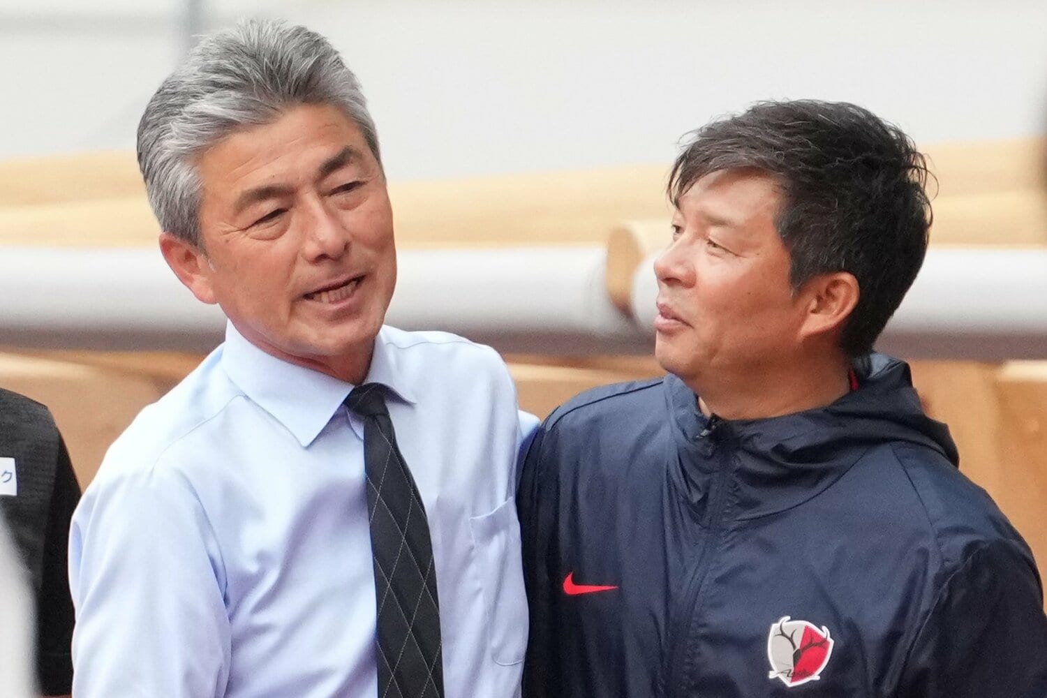 5月11日の試合後、健闘を称え合う両監督　©Masashi Hara