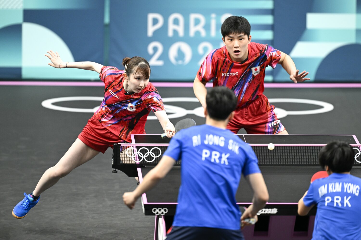 卓球混合ダブルス1回戦。北朝鮮ペアと対戦する早田ひな、張本智和　©Asami Enomoto/JMPA