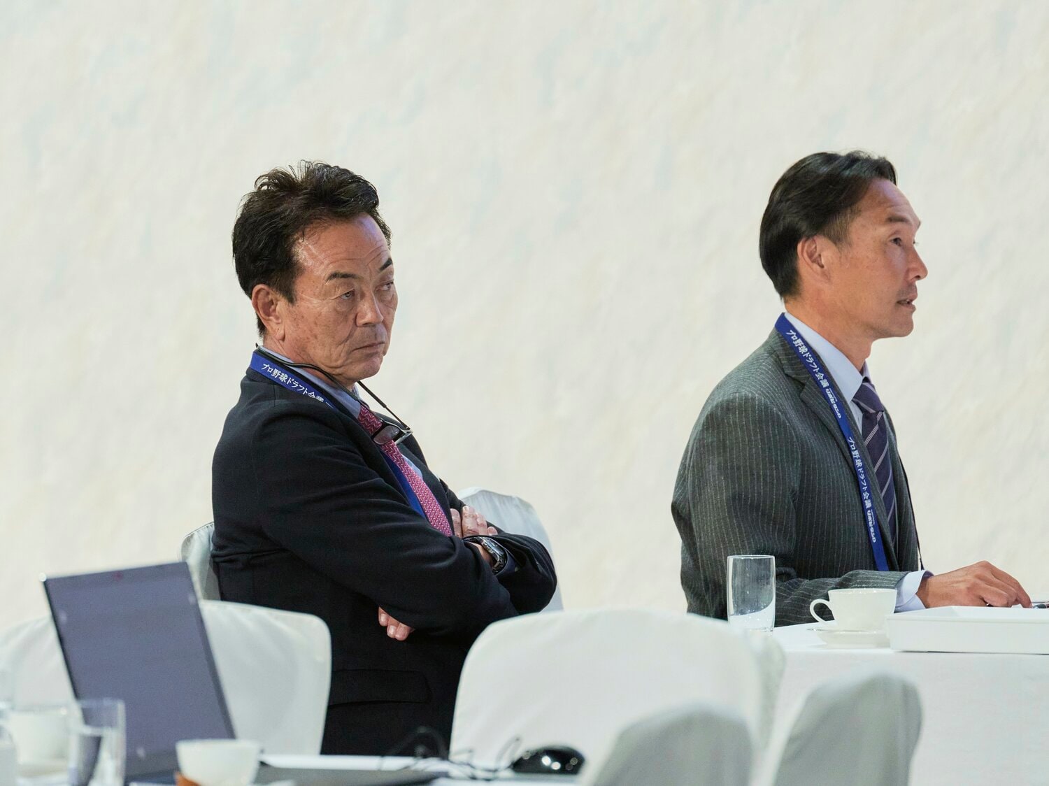 巨人の水野雄仁編成本部長と榑松伸介スカウトディレクター ©Yuki Suenaga