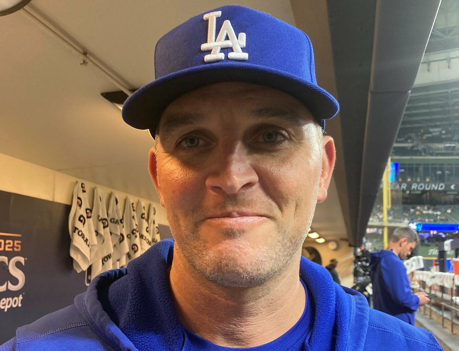 興奮気味に試合を振り返ってくれたベイツ打撃コーチ(筆者撮影)