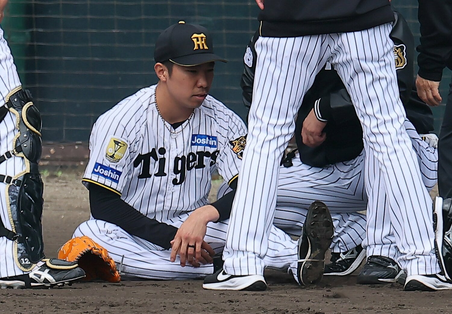 阪神宜野座キャンプ、紅白戦で足を負傷した石井大智。その後、「左アキレス腱損傷」と発表された　©Sankei Shimbun