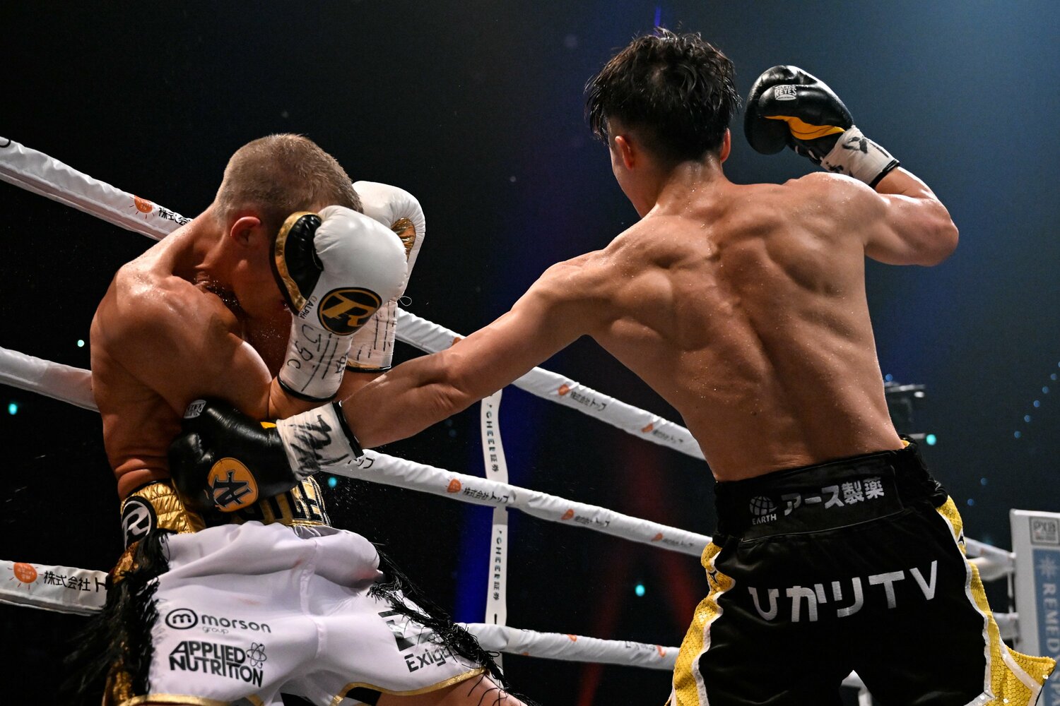 11回、バトラーを悶絶させた井上尚弥の左ボディ ©Hiroaki Yamaguchi