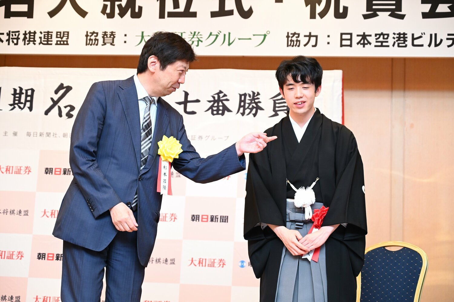 名人就位式にて、師匠の杉本昌隆と藤井　©Keiji Ishikawa