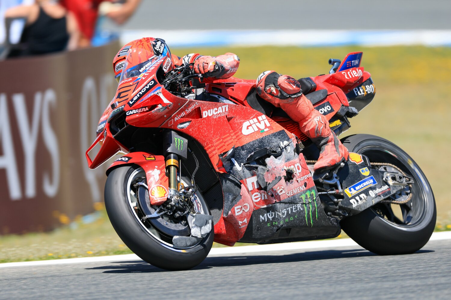 スペインGPで転倒後に再スタートしたマルケスは、この状態のバイクで12位となった　©Satoshi Endo