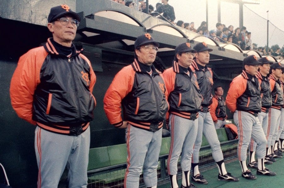 1990年の日本シリーズで西武に4連敗を喫し、無念の表情で表彰式を見つめる巨人の藤田監督（左端）らナイン　©︎KYODO