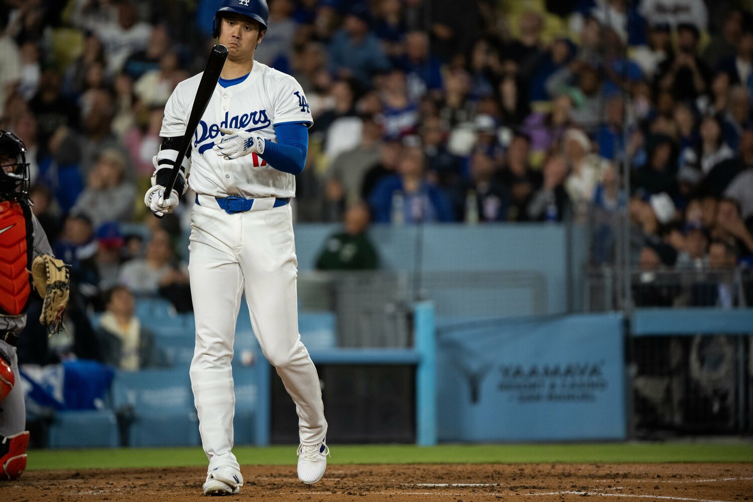 バットを見ながら驚いたような表情を見せる大谷 ©Nanae Suzuki