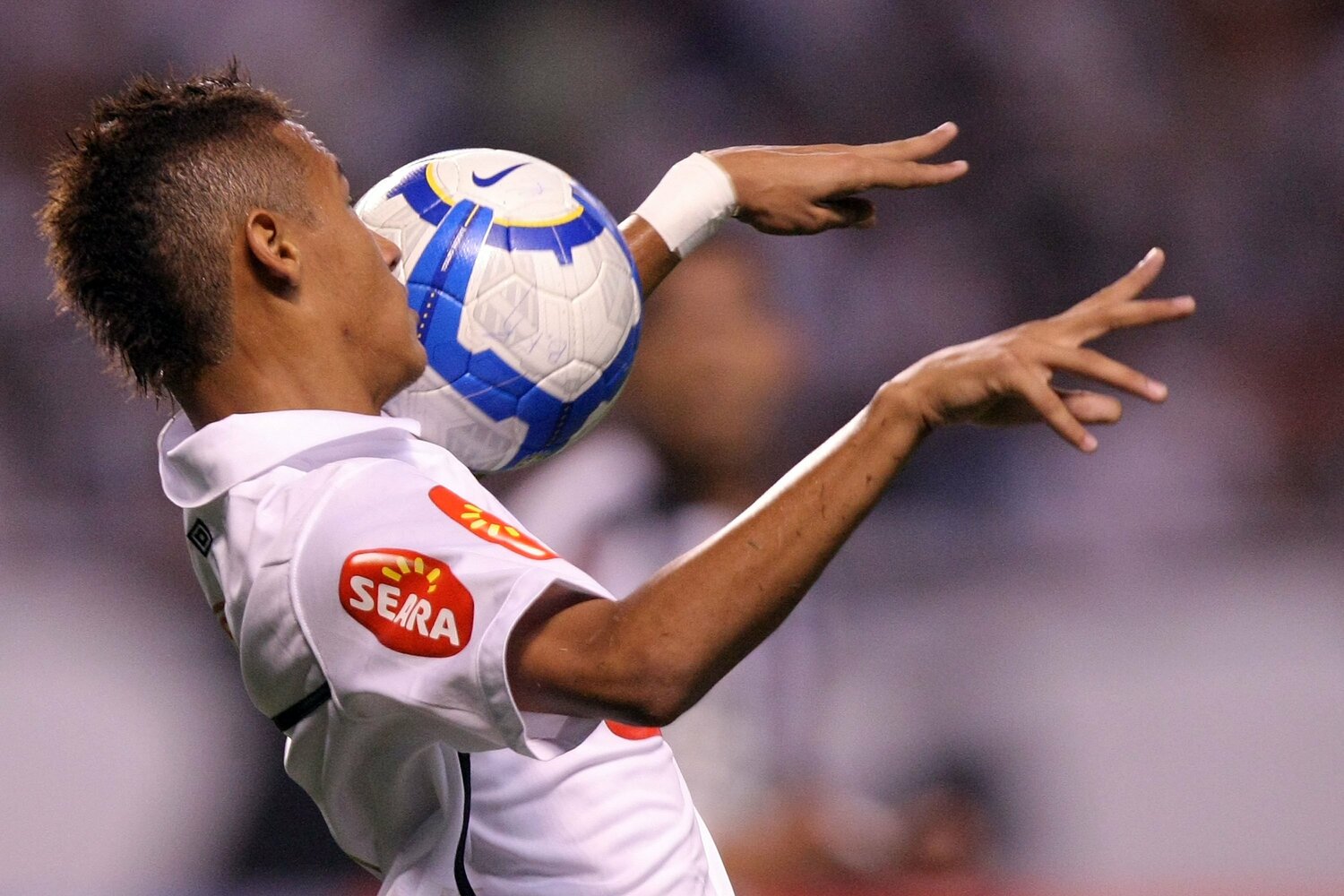 2010年5月のネイマール。吸い付くような胸トラップ（写真をクリックするとネイマールのスーパープレーとトラブル史がご覧になれます）　©Getty Images