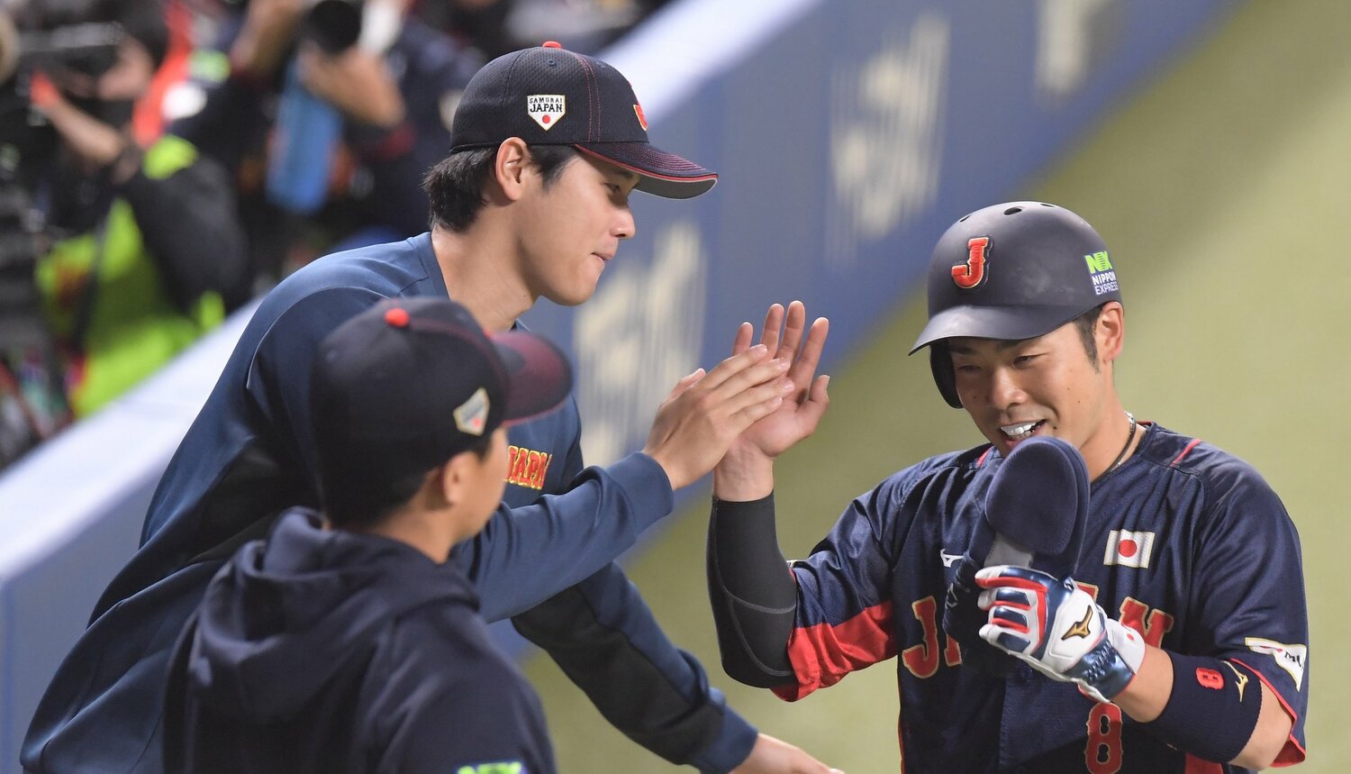 3月4日の中日との壮行試合で先制二塁打を放った近藤をベンチの大谷がお出迎え ©︎SANKEI SHIMBUN