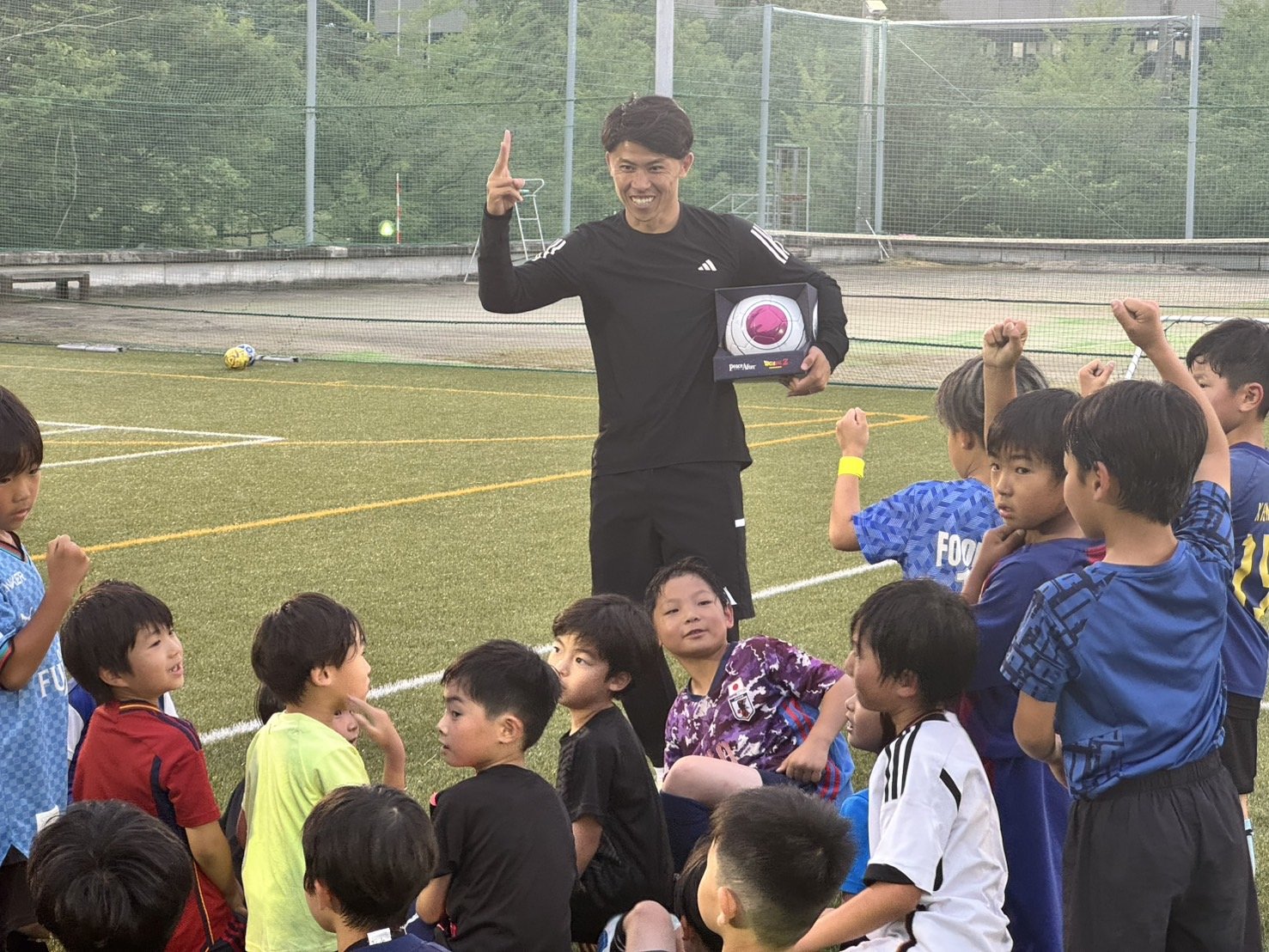 協賛企業から提供された賞品のボールをじゃんけん大会で競う太田さん（筆者撮影）