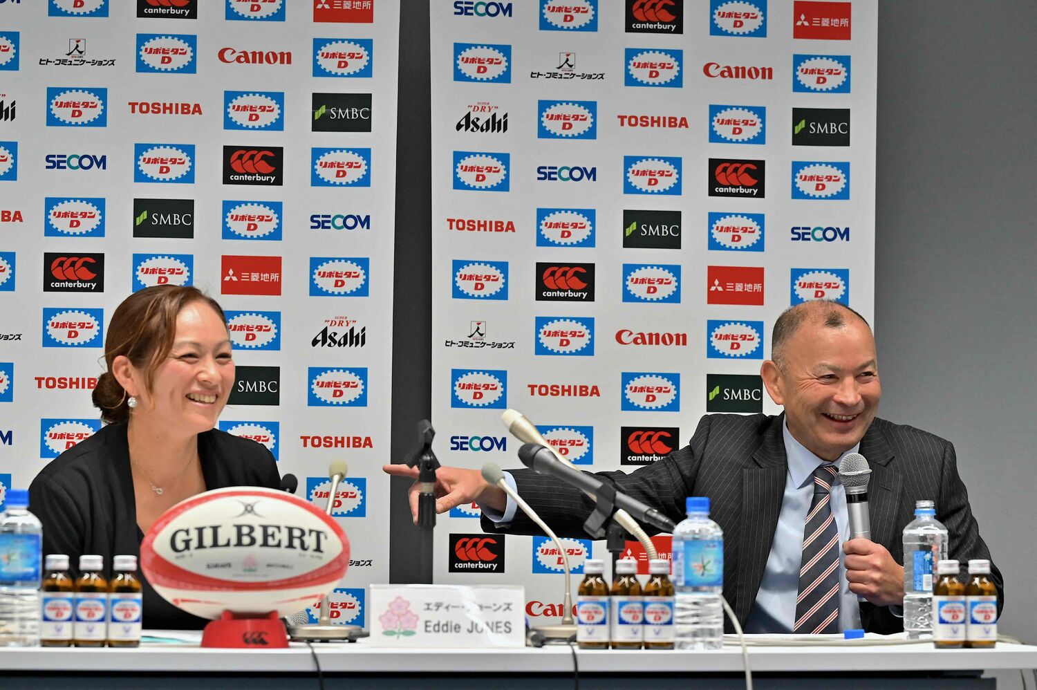 エディー・ジョーンズ新HCと通訳の松平貴子さん　©JIJI PRESS