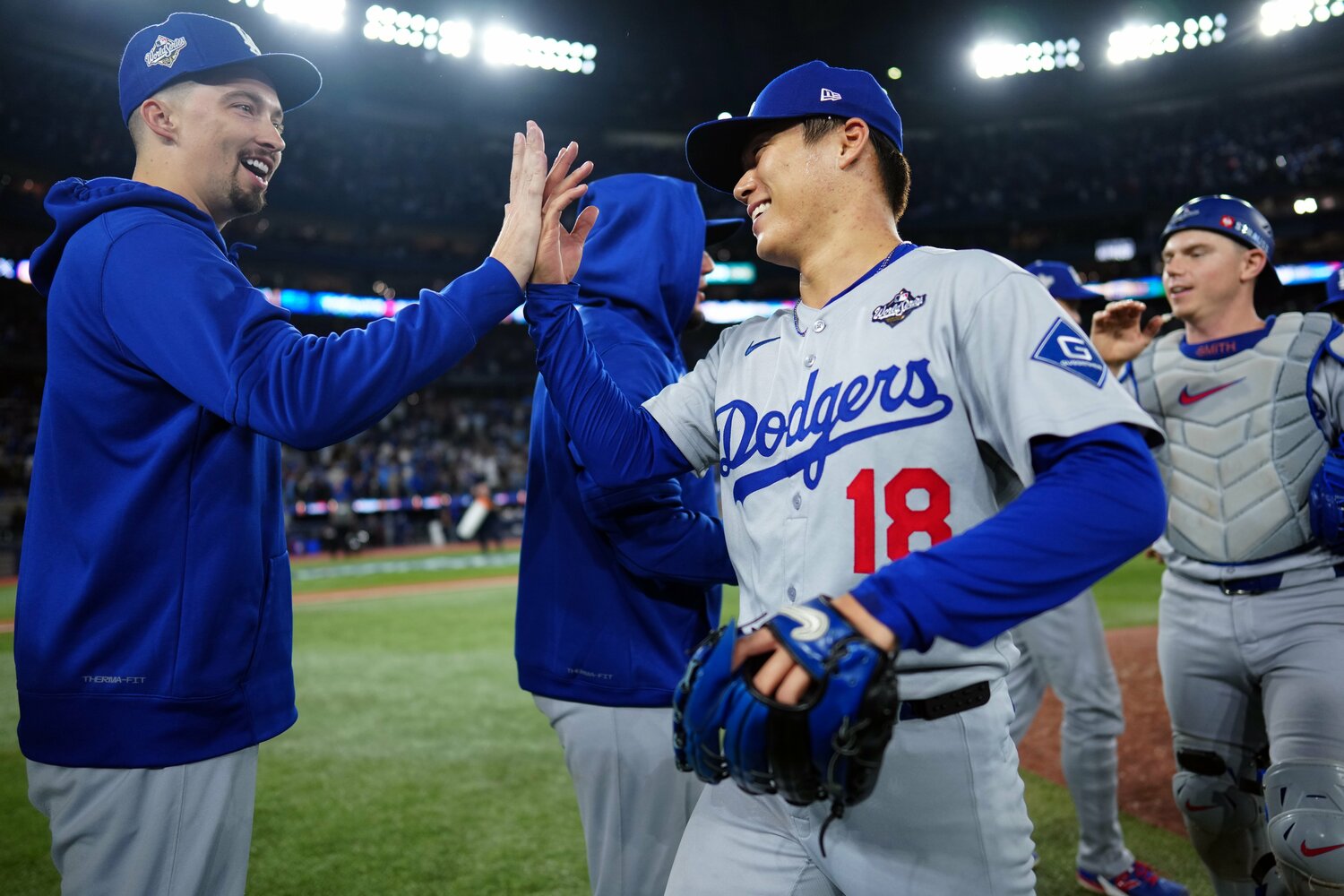 WS第1戦でブルージェイズ打線に崩されたスネルも、由伸完投で嬉しそうにハイタッチ(写真はまだまだ続きます) ©Getty Images