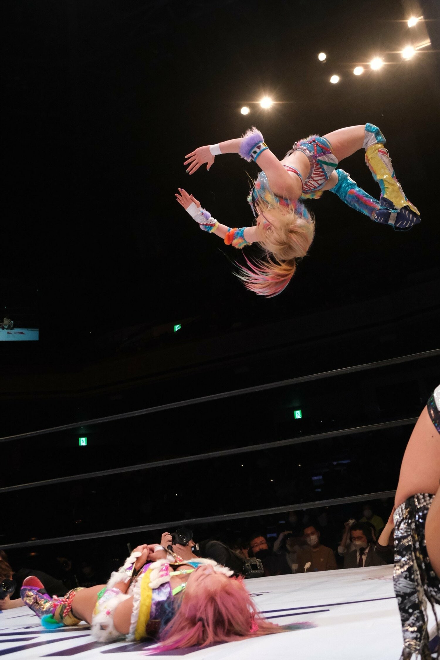 岩谷が続けざまにムーンサルト・プレスで3カウントを奪った