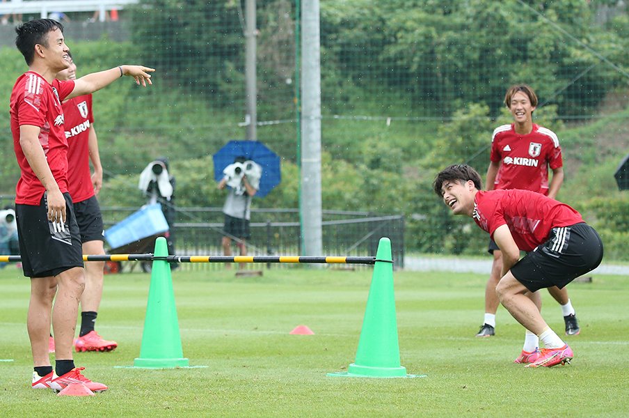 合宿での練習の一コマ。久保らを笑顔にさせるなど、橋岡はムードメーカーでもある©JFA/AFLO