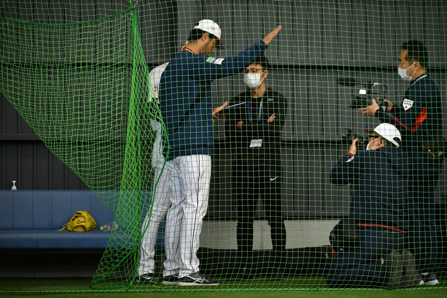 佐々木朗希のブルペン投球直後に、トラックマンデータをもとに話しこむダルビッシュ（WBC直前の宮崎合宿で）　©︎Hideki Sugiyama