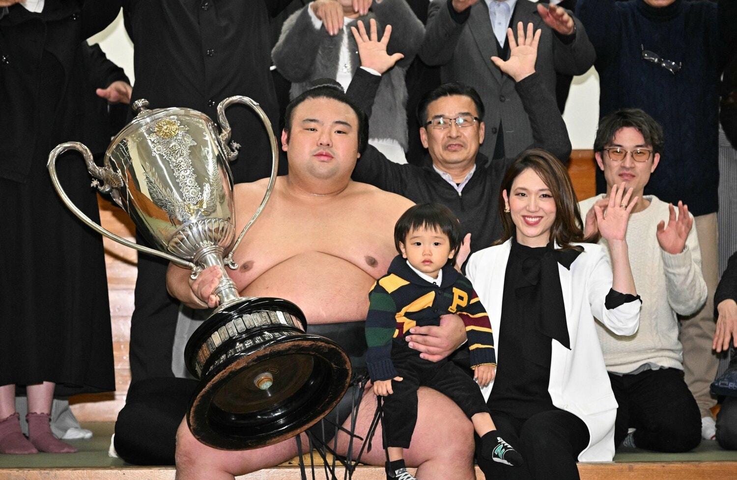 パパになっていたことを明かした貴景勝。優勝後に長男をお披露目した　©JIJI PRESS