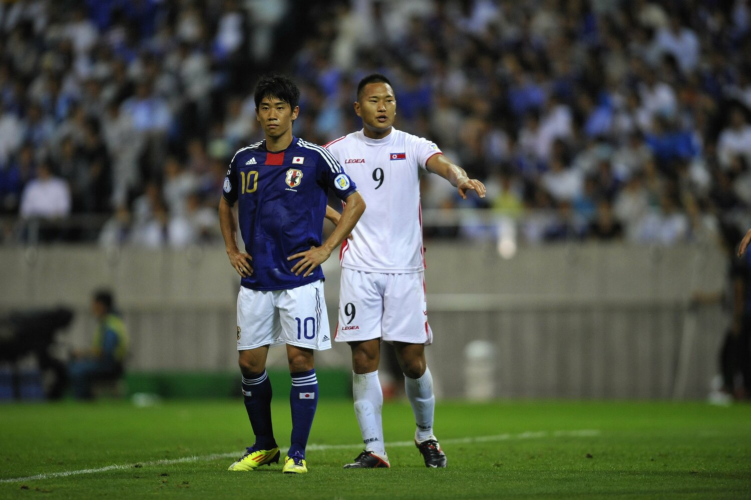 2011年9月、W杯アジア3次予選で対戦する香川真司と鄭大世 ©Takuya Sugiyama