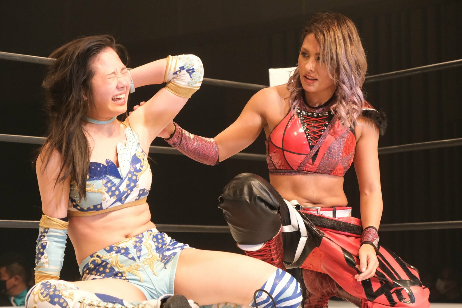 一度は引き上げたジュリアだが、天咲のマイクで再びリングへ