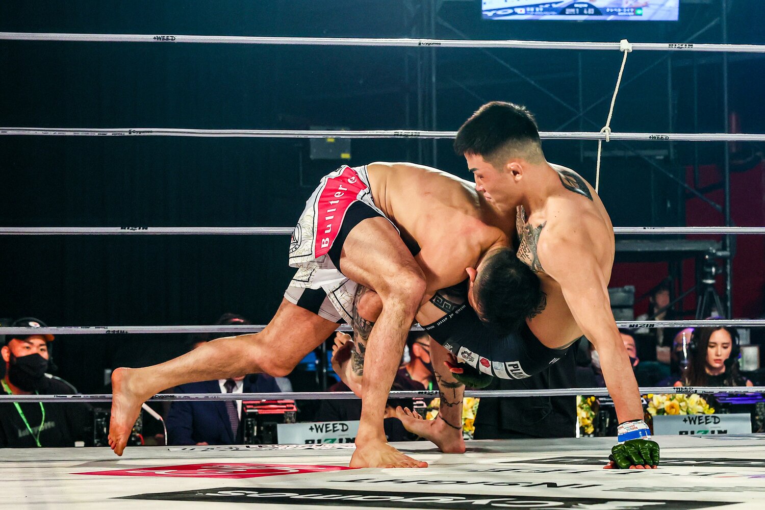 無駄のないフォームで繰り出されるクレベルのタックル　©RIZIN FF　Susumu Nagao