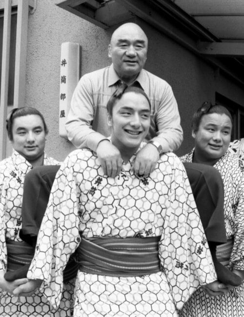 2人の兄と父・井筒親方を担ぐ寺尾（前）。大相撲史上初の「3兄弟関取」で話題を集めた（1984年撮影）©︎KYODO