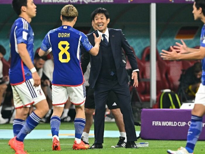 トルシエ「私は明日、膝の手術をする」歩くのも困難な元日本代表監督が「多くのリスクを厭わなかった」とドイツ戦の森保監督を激賞！＜Number Web＞ photograph by Takuya Kaneko/JMPA