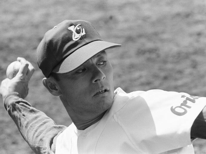 「ストライクがとれるのがアマのコントロール…じゃあ、プロはなんじゃ？」元阪神のレジェンドが90歳で没…“精密機械”小山正明が語った「極意」＜Number Web＞ photograph by JIJI PRESS