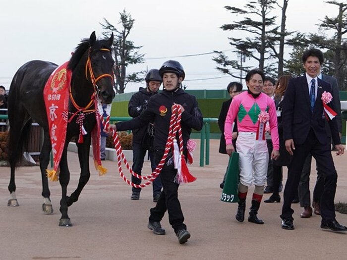 大久保洋吉厩舎の厚い友情は今も。吉田豊と高橋師が狙うクラシック。<Number Web> photograph by Satoshi Hiramatsu