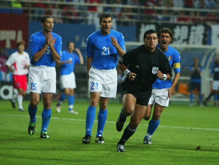 W杯史に残る誤審劇〉韓国vsイタリアから20年…「レフェリー人生最高の試合の1つ」忌み嫌われた審判モレノが認めない“2つのミス” - セリエA -  Number Web - ナンバー