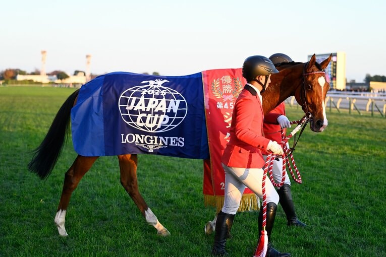 ジャパンカップの優勝レイをかけられたカランダガン　©Keiji Ishikawa