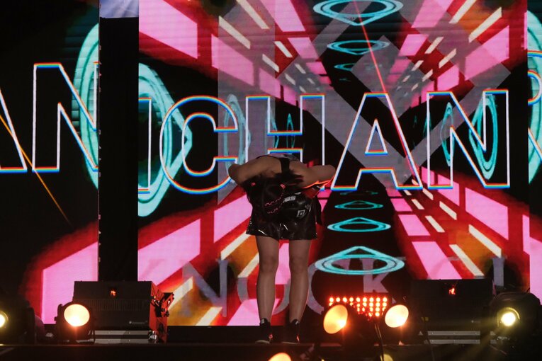 ぱんちゃん璃奈は深々と頭を下げて入場