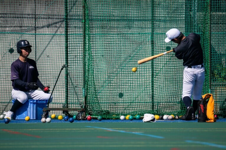 昨シーズンは力を入れていたという打撃練習。学校の立地の問題もあり、地面はまさかのゴム製だ　©Nanae Suzuki