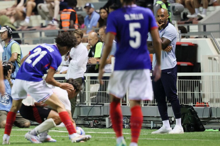 戦況を見つめるアンリ監督　©JIJI PRESS