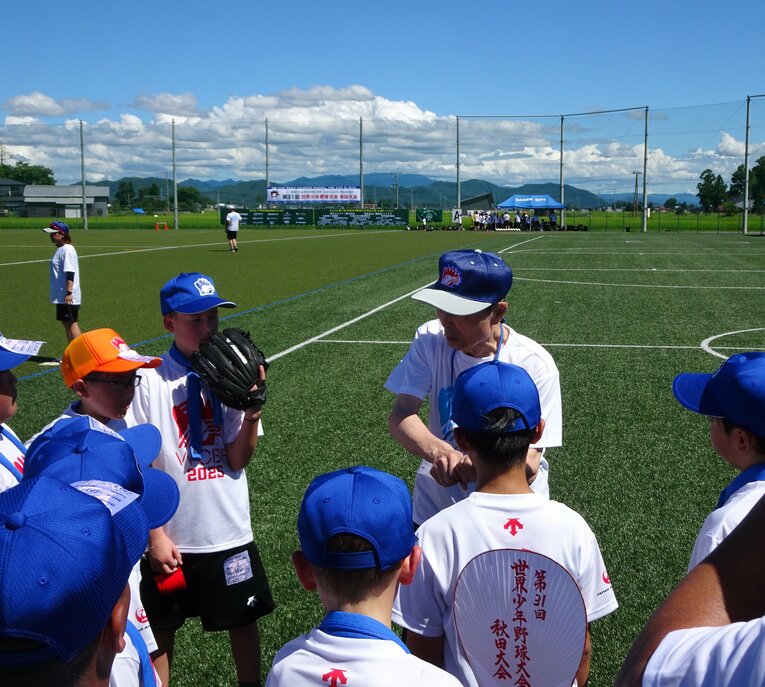 子供たちに熱心にバッティングを指導する王　©Masanori Kise