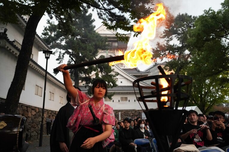 リングサイドには松明でかがり火が灯された　©Essei Hara