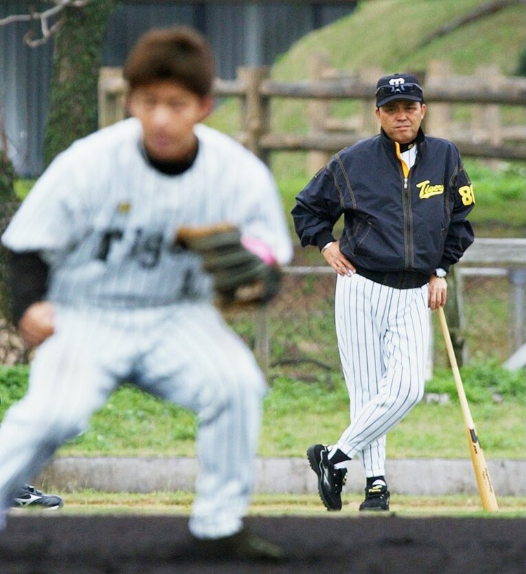 鳥谷の練習を見守る岡田　©JIJI PRESS