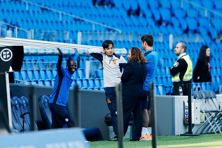 試合前、元チームメイトと談笑する久保　©Daisuke Nakashima