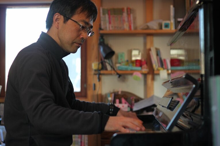 「ピアノが山へ行けない時間を埋めてくれました」と語った栗秋　©Kei Nakamura
