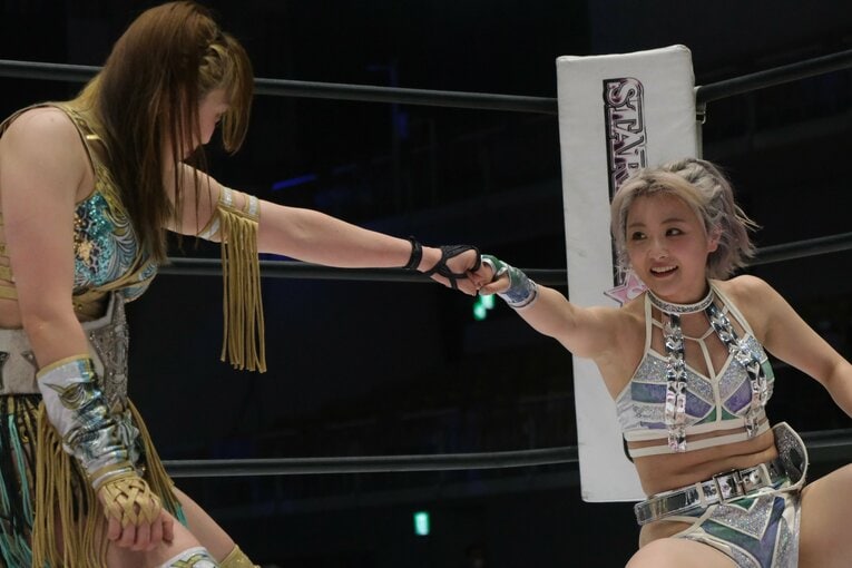 タイトルマッチを終え、グータッチで互いを称え合ったなつぽいと上谷