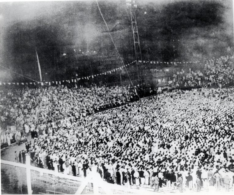 1933年7月、早稲田大学戸塚球場でのエミール・プラドネル対ピストン堀口戦。3万人の観衆が沸いた　©読売新聞／AFLO