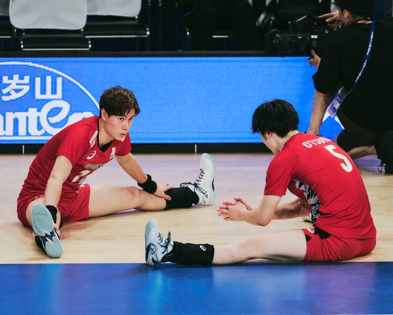 メンバー入りを果たした大塚達宣（右）と言葉をかわす高橋藍　©︎Yuki Suenaga