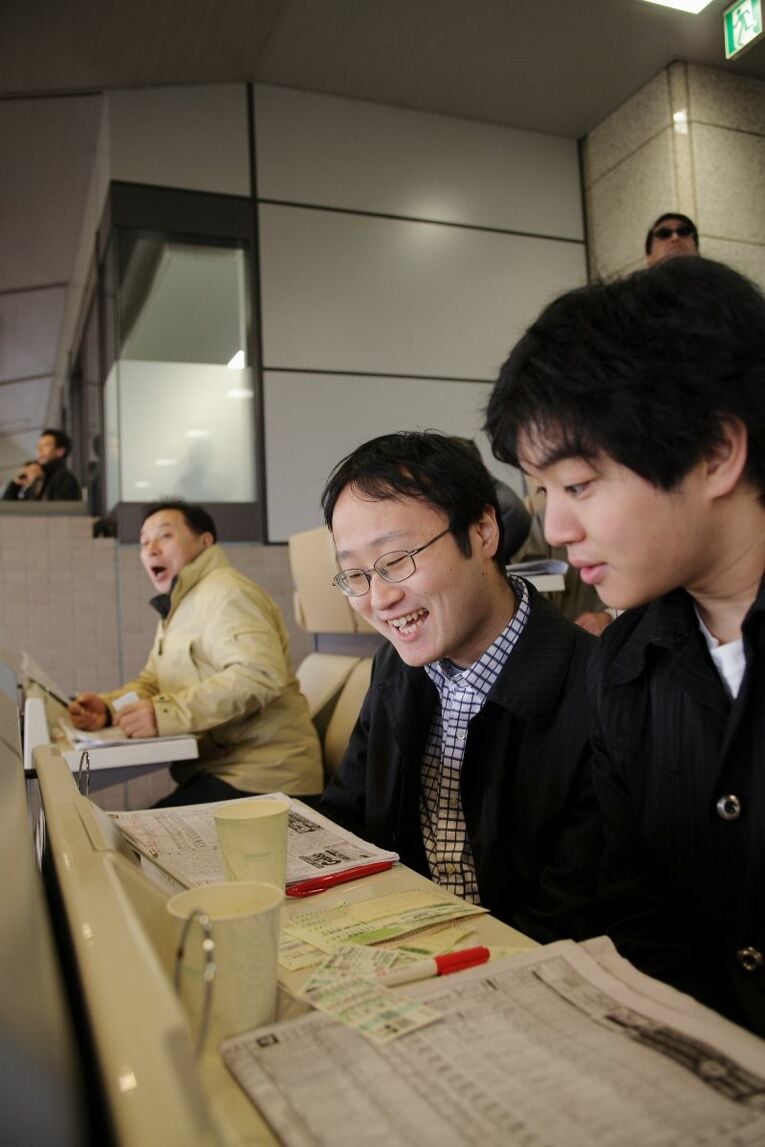 東京競馬場でレースを観戦（2007年撮影） ／ photograph by Bungeishunju