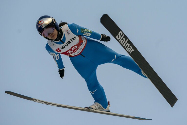 上位2選手に僅差で及ばなかったが、世界選手権でのメダルは2大会ぶりと復調気配の高梨　©Getty Images